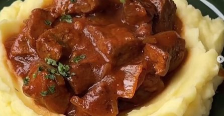 ZAHVALJUJUĆI OVOM TRIKU, MESO SE RASPADA POD NEPCIMA: Starinski recept za gulaš sa pireom koji se sprema za pola sata