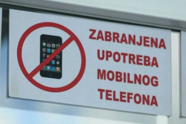 Još jedna škola u BiH zabranila mobitele