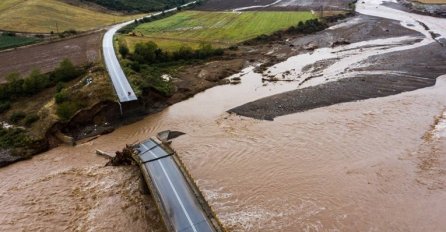 Velike poplave u Grčkoj. Sve više mrtvih, blokirana autocesta, dignuta i vojska