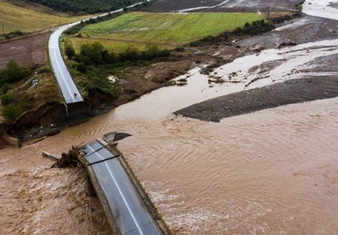 Velike poplave u Grčkoj. Sve više mrtvih, blokirana autocesta, dignuta i vojska