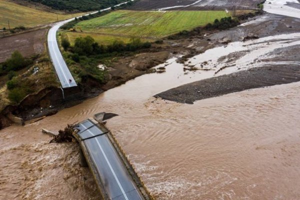 Velike poplave u Grčkoj. Sve više mrtvih, blokirana autocesta, dignuta i vojska