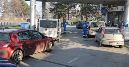 NESVAKIDAŠNJI SNIMAK IZ HRVATSKE Žena nakon plaže došla na benzinsku pumpu, a ono što je uradila zapalilo je mreže (VIDEO)