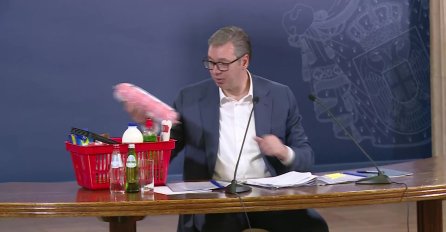 VUČIĆ NA PRESICI VADIO NAMIRNICE IZ KORPE I ČITAO SNIŽENE CIJENE: "Ovaj parizer je sada 400 dinara, a od srijede..."