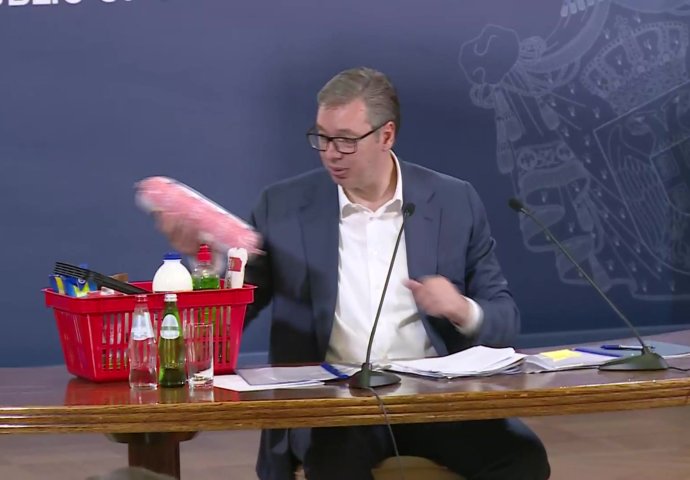 VUČIĆ NA PRESICI VADIO NAMIRNICE IZ KORPE I ČITAO SNIŽENE CIJENE: "Ovaj parizer je sada 400 dinara, a od srijede..."