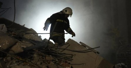 (UZNEMIRUJUĆI SNIMAK) DIJETE ŽIVO ZAKOPANO ISPOD RUŠEVINA! Čuje se samo jecaj mučenog dječaka - sumnja se da su među poginulima i TURISTI! (VIDEO)