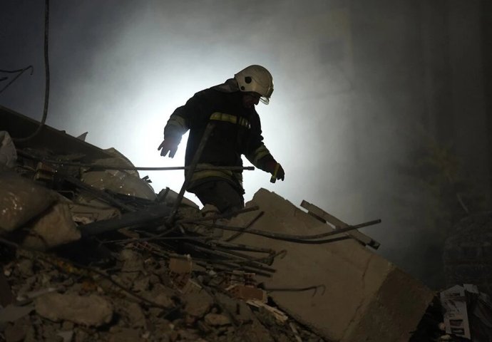 (UZNEMIRUJUĆI SNIMAK) DIJETE ŽIVO ZAKOPANO ISPOD RUŠEVINA! Čuje se samo jecaj mučenog dječaka - sumnja se da su među poginulima i TURISTI! (VIDEO)