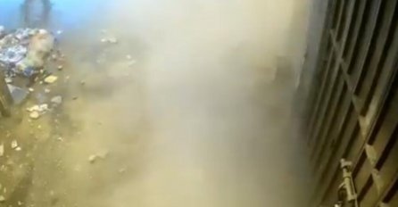 SLIKA MAROKANCA NAKON ZEMLJOTRESA OBIŠLA SVIJET: Istrčao BOS na ULICU, a u RUKAMA drži OVO! (FOTO)