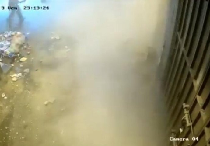 SLIKA MAROKANCA NAKON ZEMLJOTRESA OBIŠLA SVIJET: Istrčao BOS na ULICU, a u RUKAMA drži OVO! (FOTO)