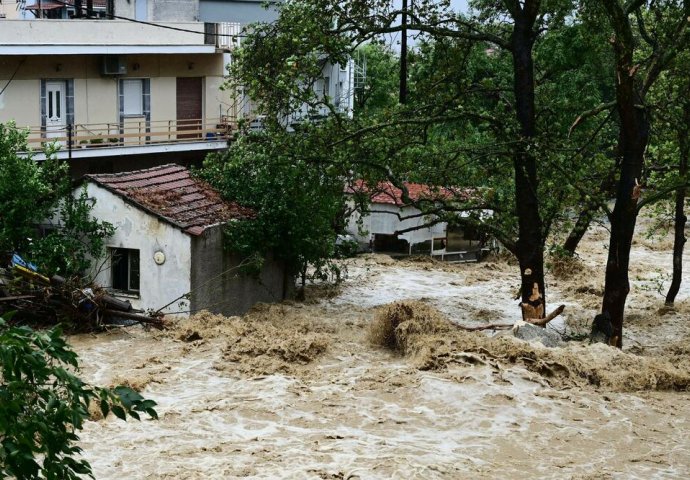 KATASTROFALNA SITUACIJA U DIJELU GRČKE: Grad zatrpan u BLATU i RUŠEVINAMA, najmanje 10 mrtvih!