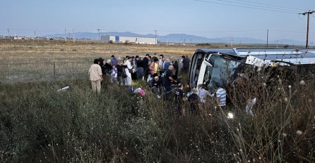 PRVE FOTOGRAFIJE I SNIMCI SA MJESTA JEZIVOG UDESA U GRČKOJ: Više od 20 povrijeđenih, među njima i djeca, najmanje tri osobe poginule (FOTO)