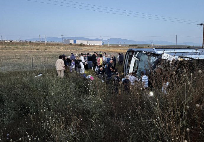 PRVE FOTOGRAFIJE I SNIMCI SA MJESTA JEZIVOG UDESA U GRČKOJ: Više od 20 povrijeđenih, među njima i djeca, najmanje tri osobe poginule (FOTO)