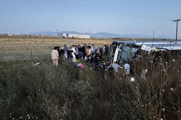 PRVE FOTOGRAFIJE I SNIMCI SA MJESTA JEZIVOG UDESA U GRČKOJ: Više od 20 povrijeđenih, među njima i djeca, najmanje tri osobe poginule (FOTO)