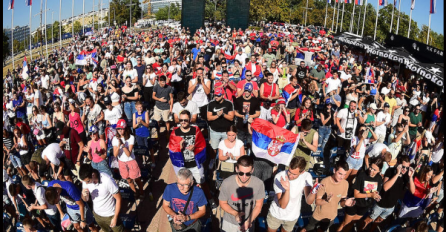 SRBIJA VEĆ NA ULICAMA! Navijači napravili SPEKTAKULARNU atmosferu ispred beogradske Arene! (FOTO)