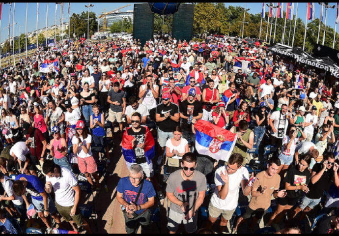 SRBIJA VEĆ NA ULICAMA! Navijači napravili SPEKTAKULARNU atmosferu ispred beogradske Arene! (FOTO)