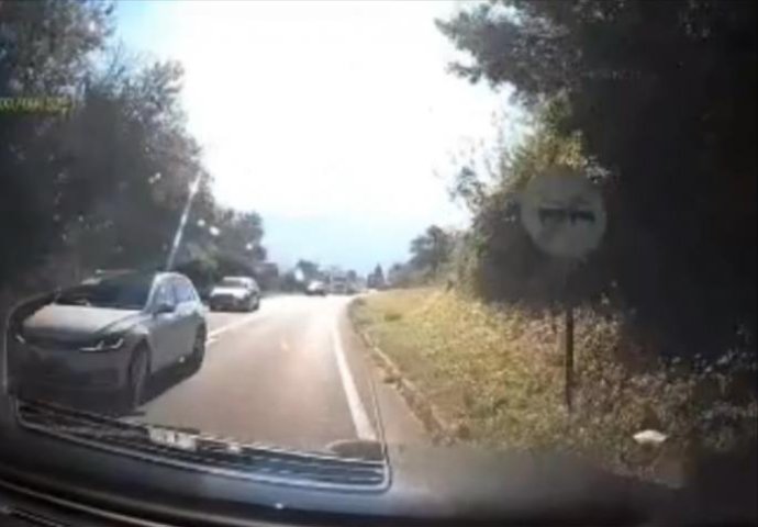 NOVI PRIMJER BAHATE VOŽNJE! Horor u Prijepolju: Nesavjesni vozač krenuo u sumanuto preticanje, najcrnji scenario izbjegnut za dlaku (VIDEO)