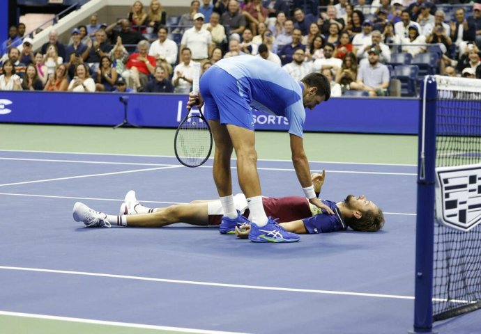 OVA SCENA OBILAZI PLANETU! Medvedev se SRUŠIO, Novak PRESKOČIO mrežu i pritrčao mu u pomoć! Rus nije želio da mu pruži ruku (VIDEO)