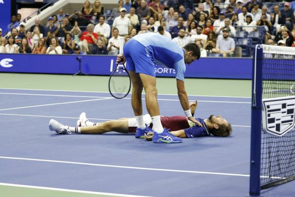 OVA SCENA OBILAZI PLANETU! Medvedev se SRUŠIO, Novak PRESKOČIO mrežu i pritrčao mu u pomoć! Rus nije želio da mu pruži ruku (VIDEO)