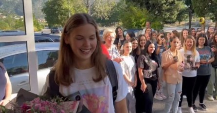 UČENICI I PROFESORI ZLATNOJ LANI PRIREDILI SJAJAN DOČEK U ŠKOLI: Svjetska prvakinja nije skidala osmijeh sa lica (VIDEO)
