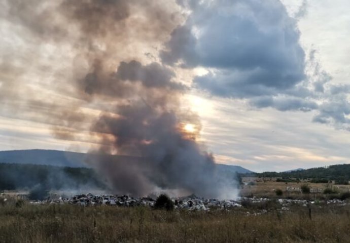 Ekološka bomba u Drvaru: Ako ne ugasite vatru, blokiraćemo deponiju (VIDEO)