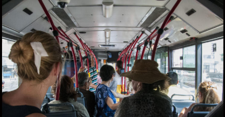 ČOVJEK SJEO PORED ŽENE U AUTOBUSU, PA SE IZVINIO ZBOG PRLJAVIH RUKU: Ono što mu je odgovorila se PREPRIČAVA