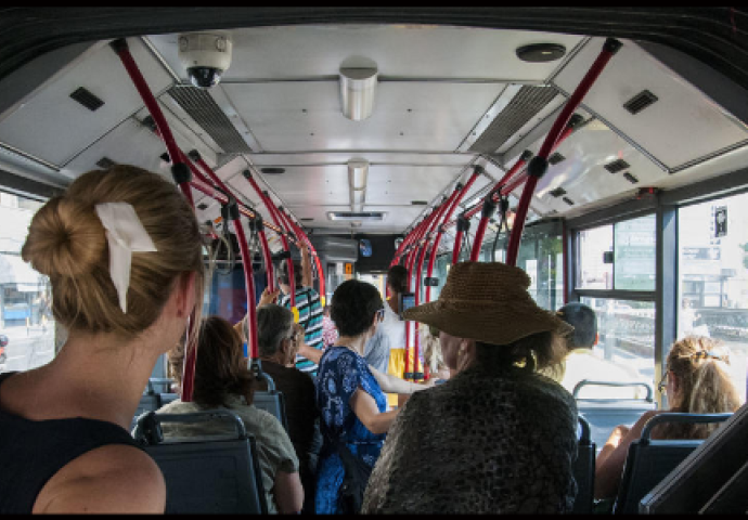 ČOVJEK SJEO PORED ŽENE U AUTOBUSU, PA SE IZVINIO ZBOG PRLJAVIH RUKU: Ono što mu je odgovorila se PREPRIČAVA