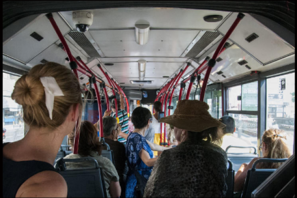 ČOVJEK SJEO PORED ŽENE U AUTOBUSU, PA SE IZVINIO ZBOG PRLJAVIH RUKU: Ono što mu je odgovorila se PREPRIČAVA