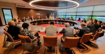 SDA: Schmidt svoj mandat ne može provoditi u samo jednom entitetu