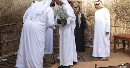 ZAŠTO MUŠKARCI IZ ARABIJE NOSE HALJINE? Žene moraju da budu pokrivene, a evo šta umjesto hidžaba stavljaju njihovi muževi