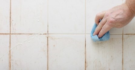 OČISTILA FUGE KAO OD ŠALE, A NIJE IH NI RIBALA: Trik uz koji će vaše pločice za minut zablistati kao nove