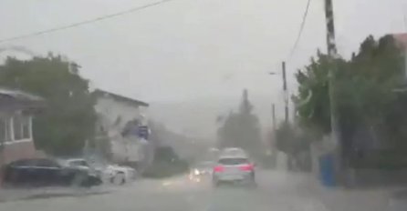 NEVRIJEME POGODILO REGION! VODA IZBIJA ŠAHTOVE NA ULICI: Veliki pljuskovi zahvatili grad (VIDEO)