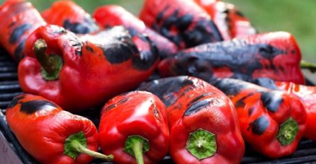 TRIKOVI I SAVJETI ZA BRŽE LJUŠTENJE PEČENIH PAPRIKA: Ajvar od cjepkanih paprika koji se brže priprema i punijeg je ukusa