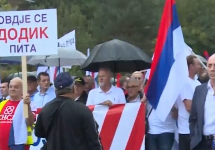 Optuženi Lukić na protestu u Ribniku