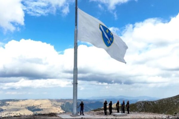 Najveća zastava Republike Bosne i Hercegovine podignuta na najvišem vrhu Vlašića (VIDEO)