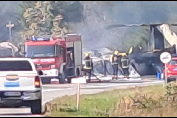 SVADBENO VESELJE PREKINULA TRAGEDIJA: Detalji užasa u Kremnima, auto sa snimateljem preticao, pa PODLETIO pod kamion! IMA MRTVIH