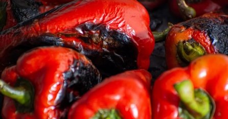 OVO JE TRIK UZ KOJI ĆETE OČAS POSLA OGULITI PEČENE PAPRIKE: A evo i recepta za PREUKUSAN AJVAR koji je gotov za pola sata!