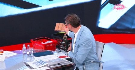 ALEKSANDAR VUČIĆ UŽIVO U EMISIJU DONIO KORPU S PROIZVODIMA I NAJAVIO VELIKI POPUST: Ovo su namirnice koje će pojeftiniti: Na spisku ukupno 37 proizvoda