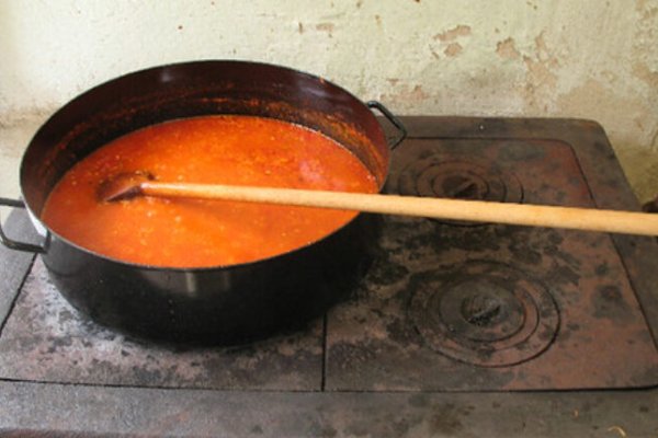 OVAKO SE PRAVI NAJBOLJI AJVAR: Stari, provjereni recept sa kojim nema greške