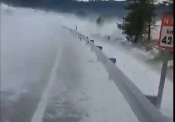 GRAD VELIČINE TENISKIH LOPTICA Užasno nevrijeme pogodilo Španiju: Debeli sloj leda na poplavljenim ulicama, a prozori na domovima polomljeni (VIDEO)