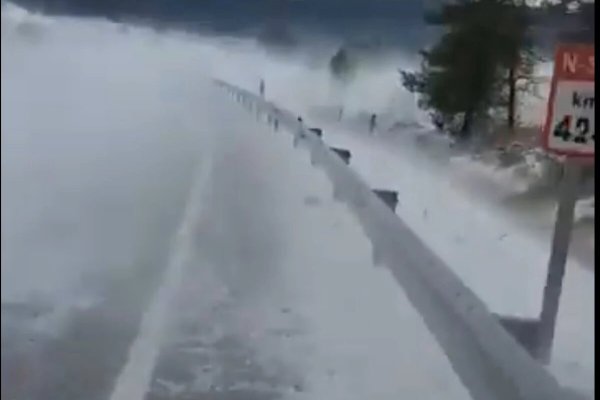 GRAD VELIČINE TENISKIH LOPTICA Užasno nevrijeme pogodilo Španiju: Debeli sloj leda na poplavljenim ulicama, a prozori na domovima polomljeni (VIDEO)