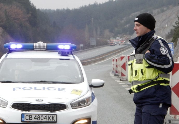 "VIDIM SAMO MRAK, BOLI ME, A TATA NE DIŠE" Otac i sin (8) sletjeli s puta, teško povrijeđeni dječak uspio da ih SPASI! (FOTO)