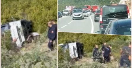 PRVI SNIMCI SA MJESTA STRAŠNE NESREĆE U CRNOJ GORI: Izvlače putnike iz provalije, POGINULO TROJE (VIDEO)