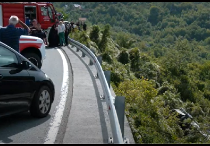 ČETVORO SE BORI ZA ŽIVOT: Poznato stanje putnika povrijeđenih u autobuskoj nesreći u Crnoj Gori (VIDEO)