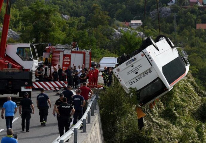 Istraga nesreće kod Cetinja: Traže uzrok skretanja autobusa u ponor, VOZAČ UPORNO PONAVLJA JEDNO