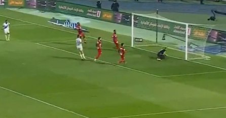 PROMAŠAJ KARIJERE, JE LI MOGUĆE OVO?! Svi su već loptu vidjeli u golu, a ovako je završio udarac sjajnog reprezentativca Srbije (VIDEO)