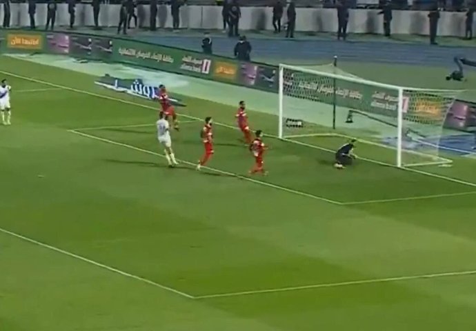 PROMAŠAJ KARIJERE, JE LI MOGUĆE OVO?! Svi su već loptu vidjeli u golu, a ovako je završio udarac sjajnog reprezentativca Srbije (VIDEO)