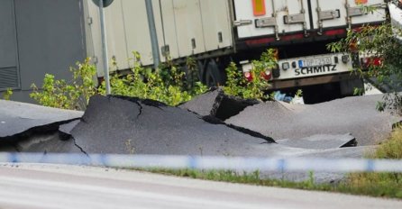 URUŠIO SE AUTOPUT - PREVOZE LJUDE U BOLNICU: Nekoliko automobila i kamion propali u pukotine, STIŽU DRAMATIČNI PRIZORI iz evropske države