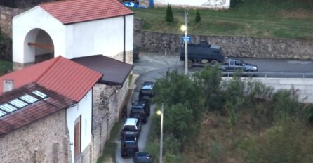 NAJNOVIJE INFORMACIJE: Napadači naoružani zoljama i minobacačima ušli u manastir, policija s njima komunicira megafonom, uskoro stižu...