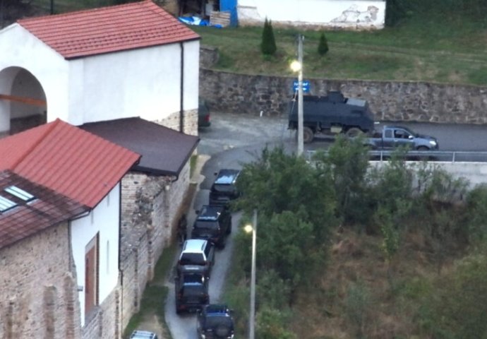 NAJNOVIJE INFORMACIJE: Napadači naoružani zoljama i minobacačima ušli u manastir, policija s njima komunicira megafonom, uskoro stižu...