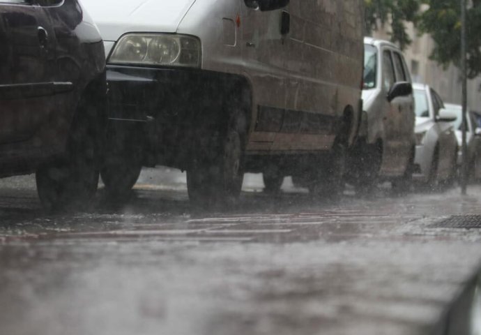 NEVRIJEME POGODILO BEOGRAD: Pljusak praćen grmljavinom sručio se na srbijansku prijestonicu