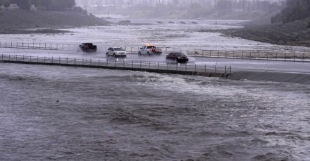 KATAKLIZMA U MEKSIKU: Netipične poplave uništavaju sve pred sobom, do sada najmanje 8 poginulih (VIDEO)